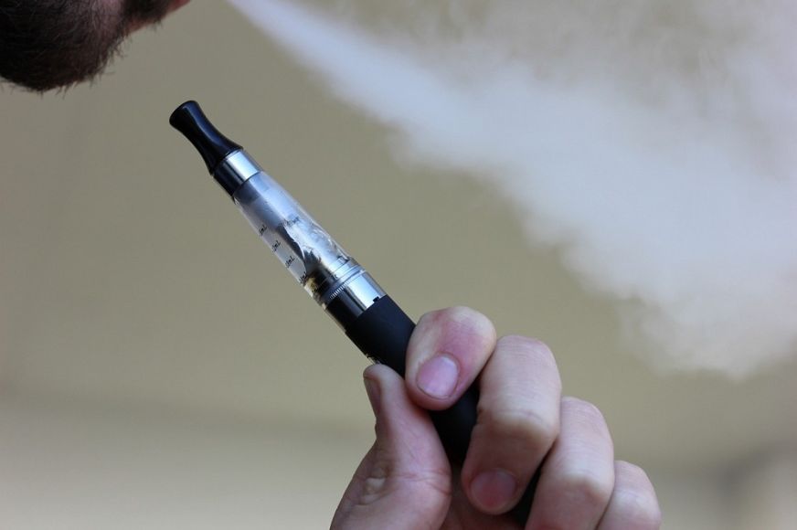 Ezentúl nem forgalmazhatnak elektromos cigarettát kiskorúaknak
