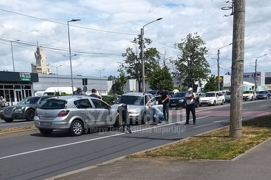 Frontálisan ütközött két gépkocsi Szatmárnémetiben a Károlyi úton