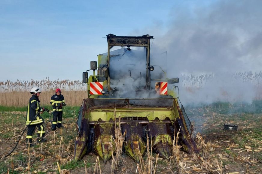 Kigyulladt egy kombájn Domahidán. A tűzoltók közbelépésére volt szükség
