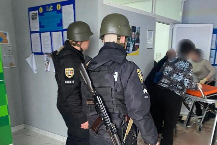 Kárpátalja: gránátokat robbantottak egy községi tanács épületében. Sokan megsérültek - VIDEÓ
