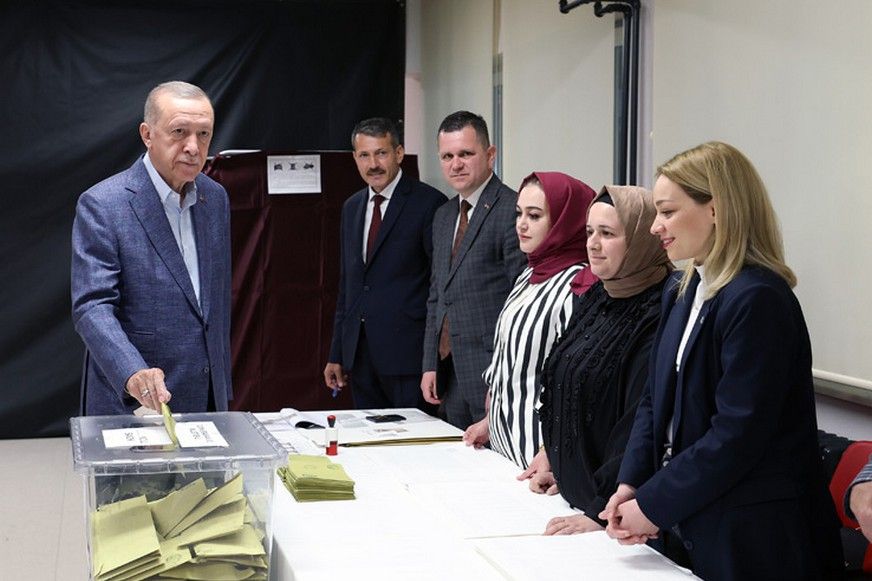 Erdogan vezet az elnök- és parlamenti választáson