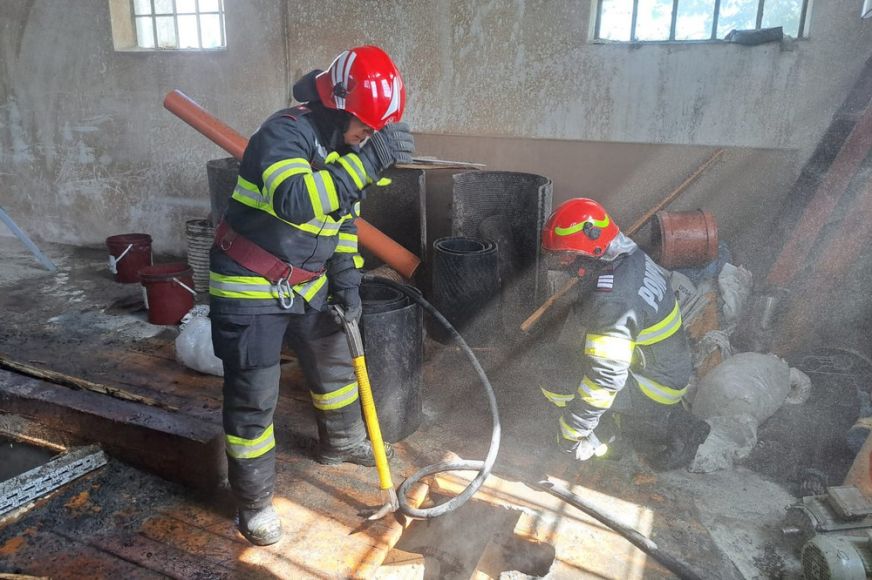Tűz ütött ki egy pelletkészítő üzemben. Az ok feltárása még folyamatban van - KÉPEK