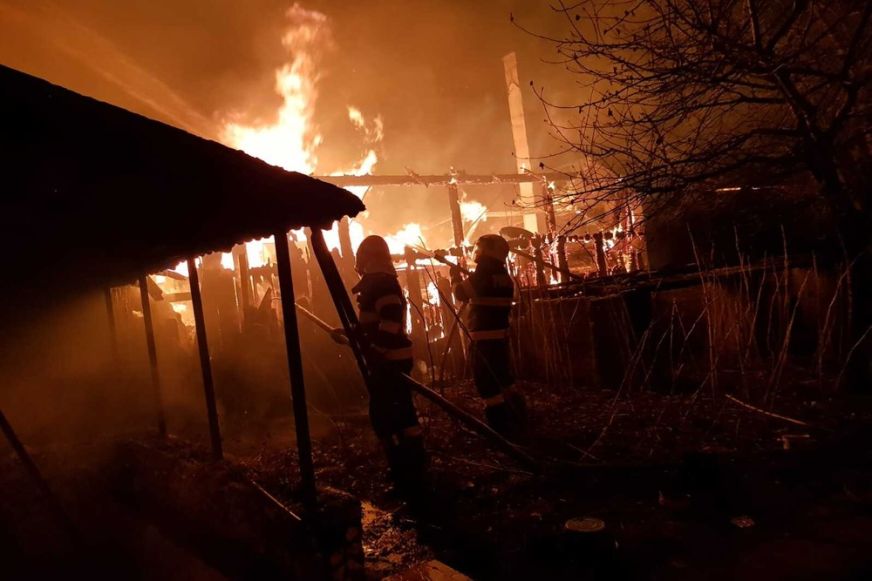 Óriási lángokkal égett egy melléképület. A nagy szél miatt fennállt a veszélye a tűz továbbterjedésének