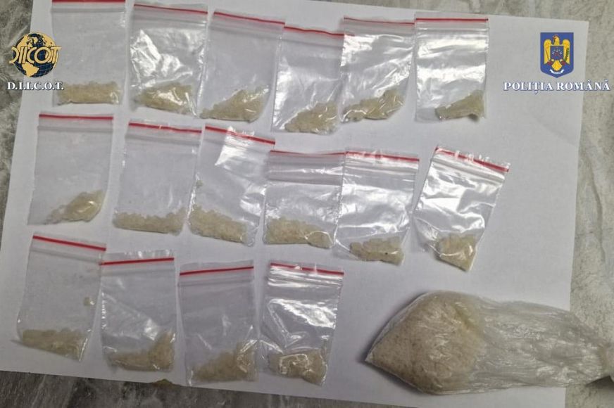 Mintegy 3,2 kilogramm kábítószert foglaltak le a hatóságok a DIICOT és a rendőrség szerdai nagyszabású akciója keretében