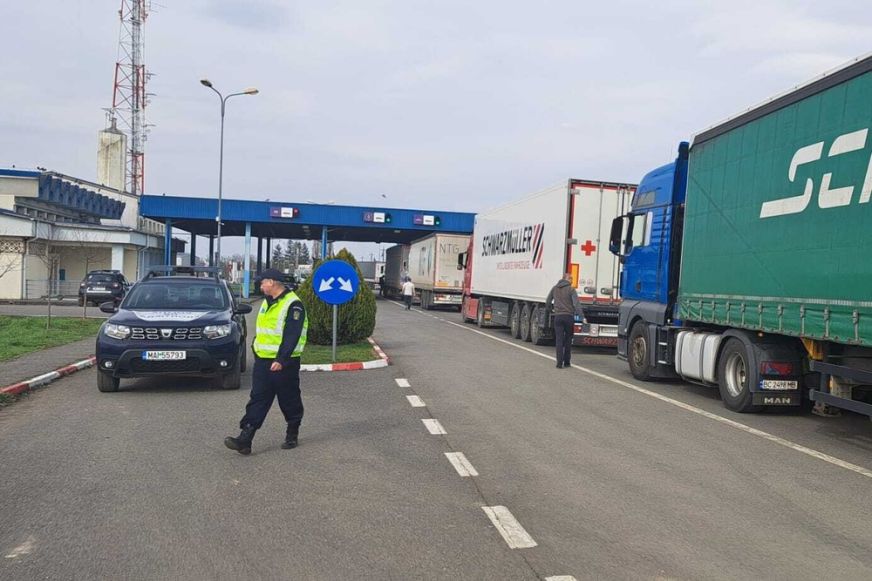 Több mint 20 óra a kamionok várakozási ideje a halmi határátkelőnél