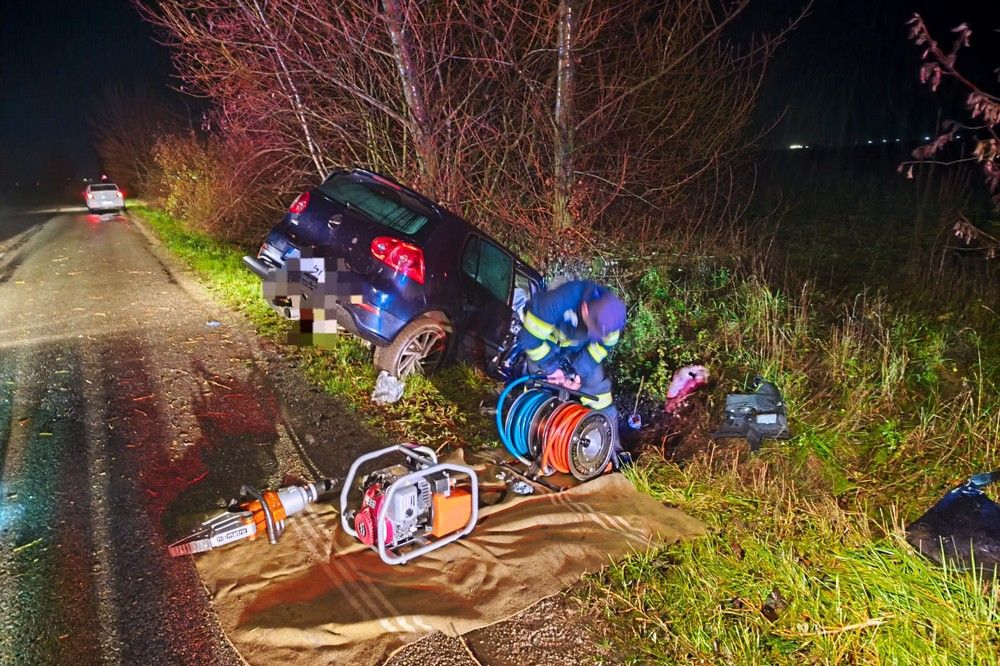 Árokba hajtott egy autó vasárnap hajnalban. A sofőrt a tűzoltók vágták ki a roncsból