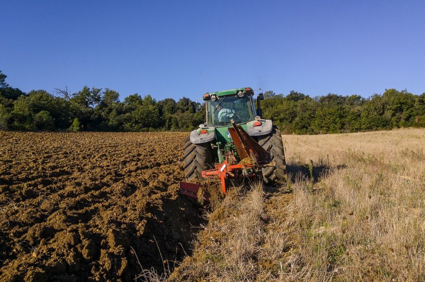 Csúfos átverés áldozata lett a Szatmár megyei gazda, aki előre elutalta egy traktor vételárát