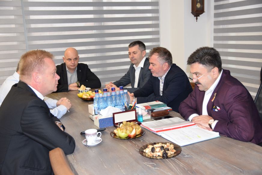 A gazdatüntetések nyomán Szatmár megyében tárgyalt az Országos Állategészségügyi és Élelmiszer-biztonsági Hatóság alelnöke