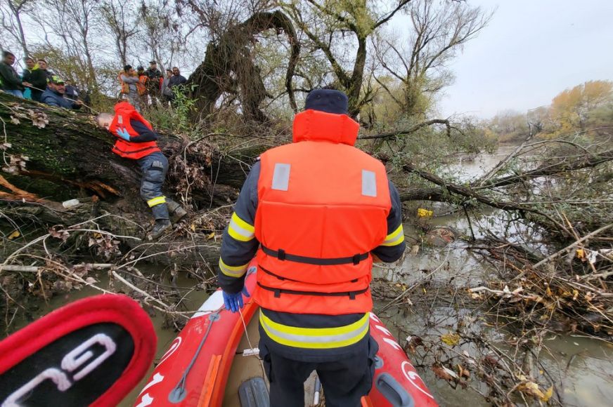 Holttest miatt riasztották a Szamos-partra a szatmári tűzoltókat