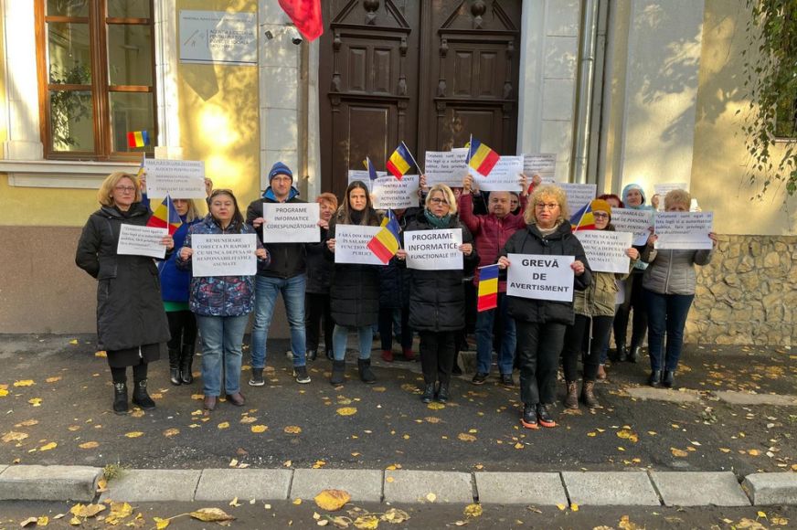 Figyelmeztető sztrájkot tartottak szerda délelőtt az AJPIS munkatársai