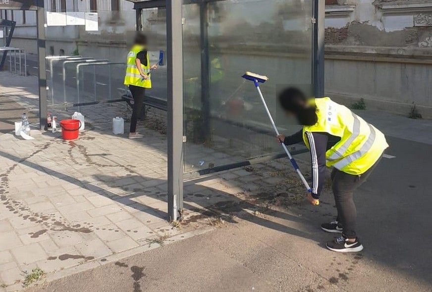Buszmegállókat tisztítottak meg a szociális segélyezettek
