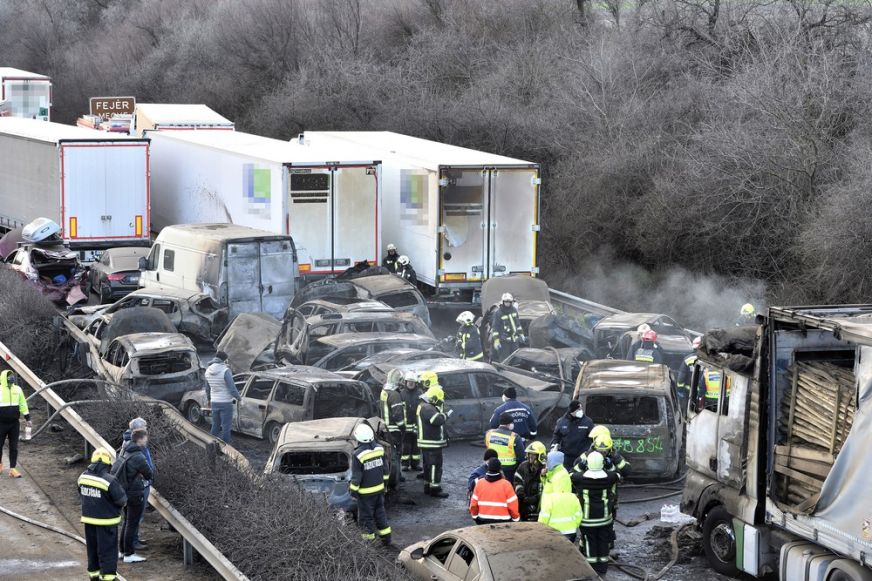 Öt kamion és 37 autó ütközött össze a magyarországi M1-es autópályán - KÉPEK