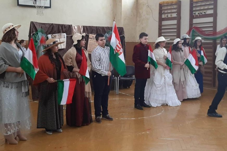 Avasújváros. Látványos és méltó ünnepi műsorral emlékeztek meg márciusi forradalomra - KÉPGALÉRIA