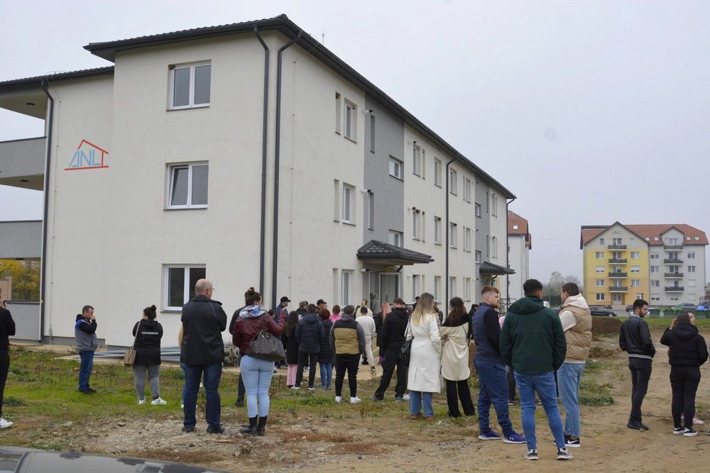 Több mint 50 új ANL lakást adtak át Nagykárolyban