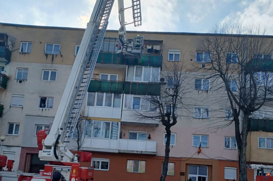 Egy 60 év körüli férfit holtan találtak, a vele élő idős asszonyt kórházba szállították
