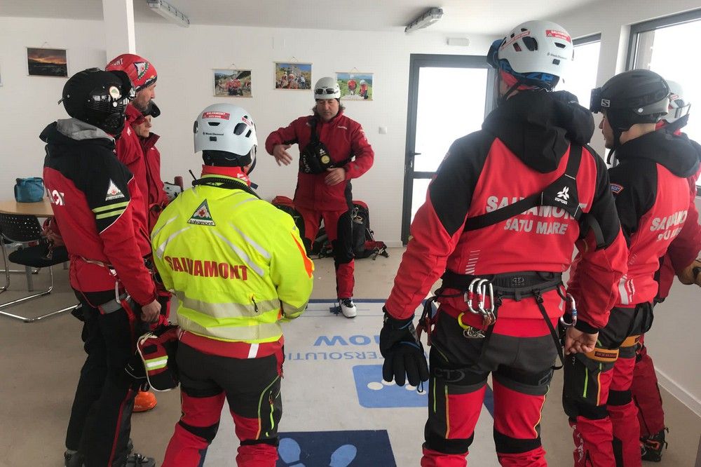 Már készülnek a síszezonra a Szatmár megyei hegyimentők