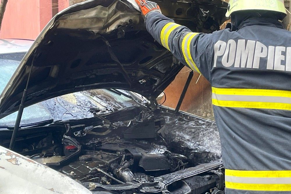 Lángoló autóhoz riasztották kedd délelőtt a tűzoltókat
