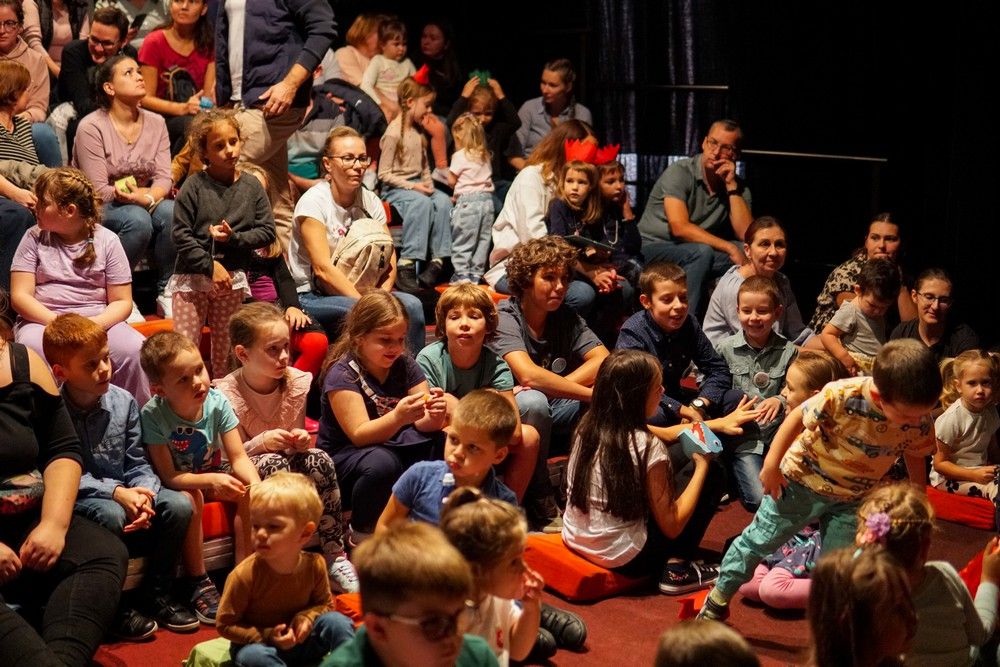 Borongós időjárás kint, játék és kacagás az Iparosotthonban