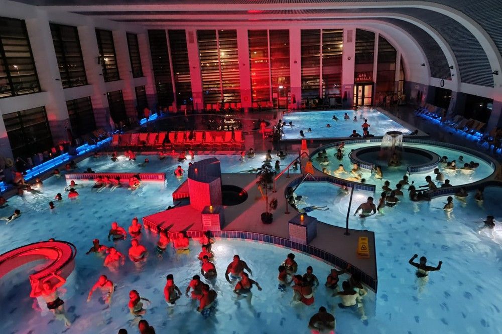 Szombaton retro éjszakai fürdőzés – Itt az Aquastar Retro Party
