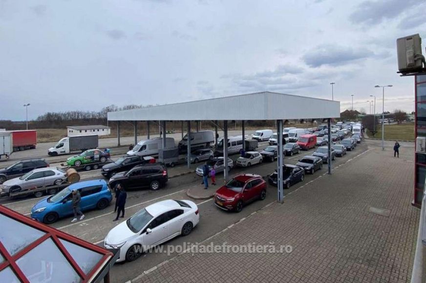 Indul a karácsonyi őrület: Peténél már hat sávot megnyitottak a hazafelé tartók előtt