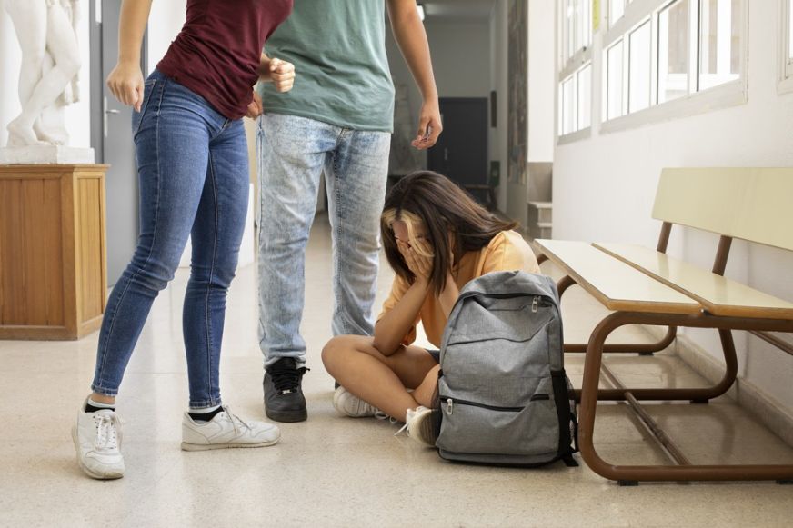 Vádat emeltek egy lány ellen, aki a tanórák közti szünetben összeverte osztálytársát