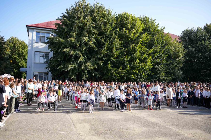 Egy új tanév pedagógusként, diákként és szülőként is új lehetőségeket jelent - Közel 700 diák kezdte meg az új tanévet a Rákócziban - Képgaléria