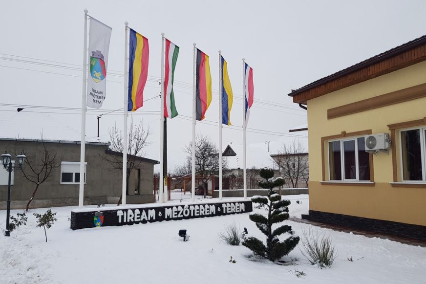 Mezőterem. Napelemet önerőből, termálvizes fűtést pályázatból