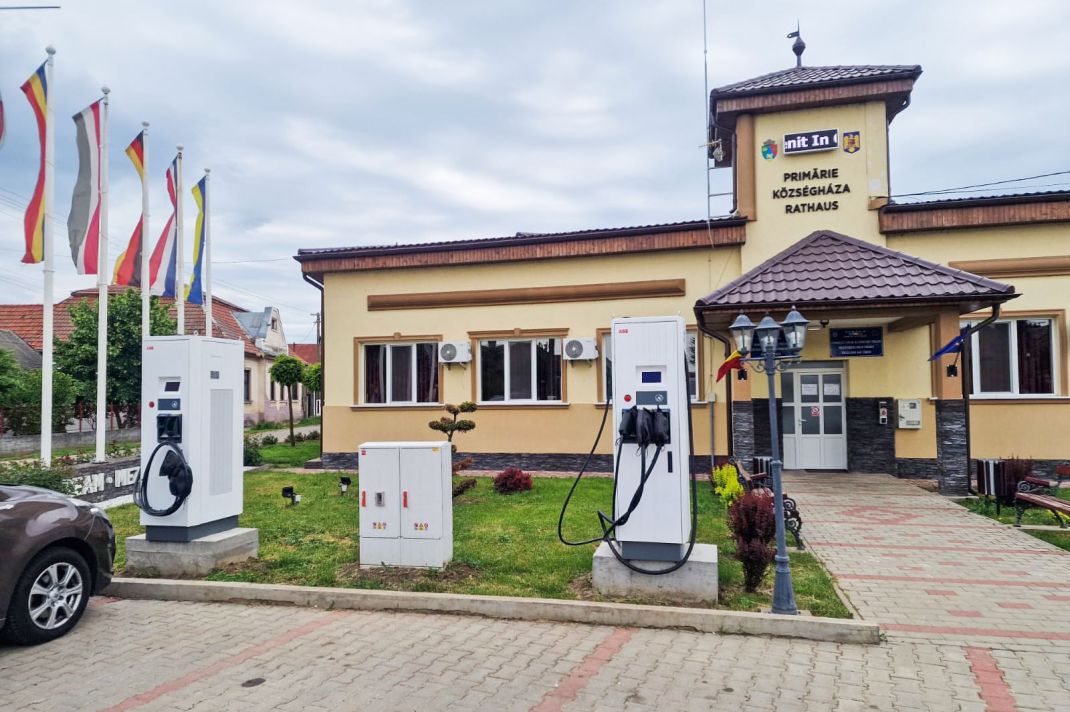 Infrastruktúra fejlesztések indulnak Mezőteremen: járdák, utak, elektromos autótöltők a község jövőjéért