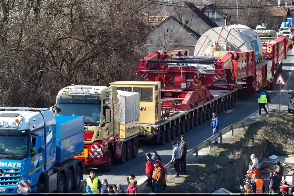 Gigantikus, rekordméretű szállítmány halad át az ország nyugati részén - Videó