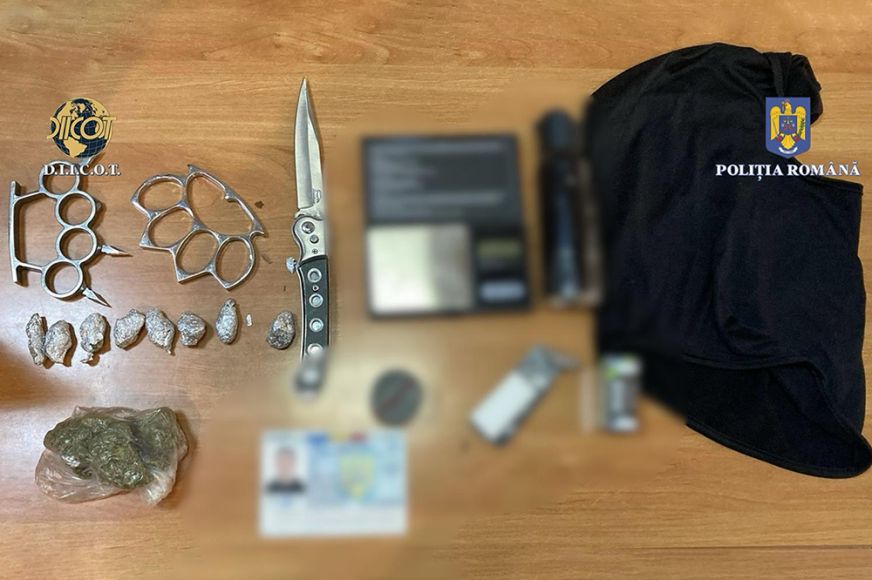 Rajtakaptak egy kolozsvári tanulót, amint egy iskola mellett drogot árult a társainak