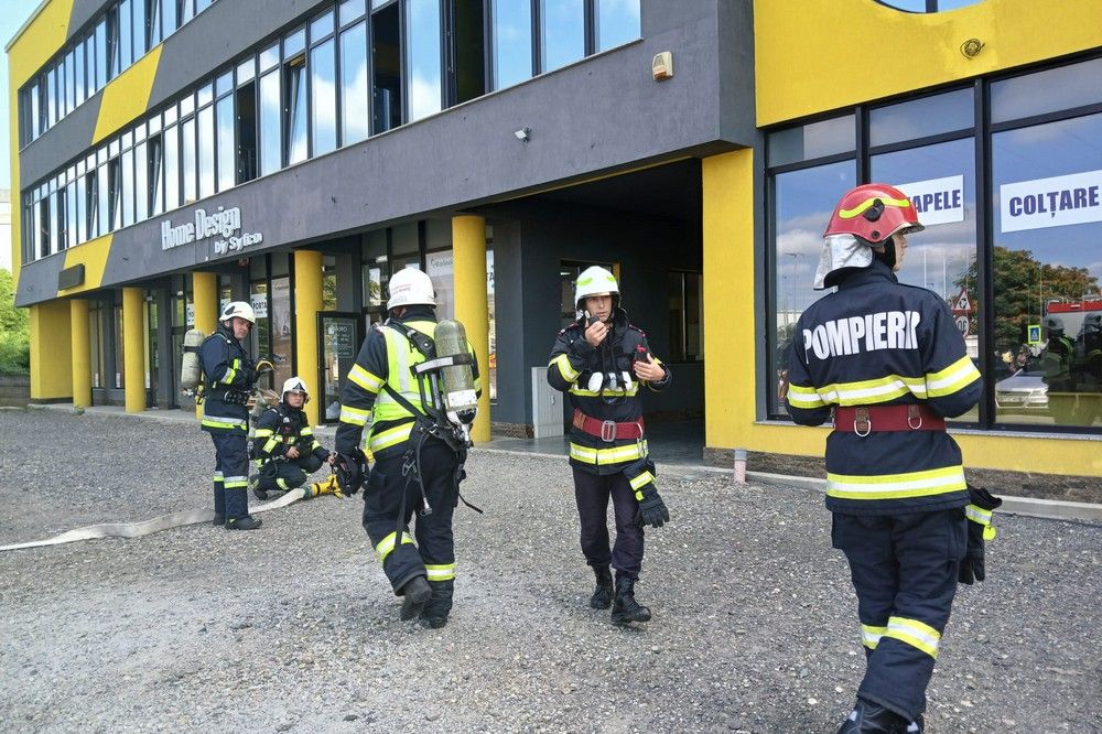 Bevetési gyakorlat: ezúttal bútorüzletben csaptak fel a lángok