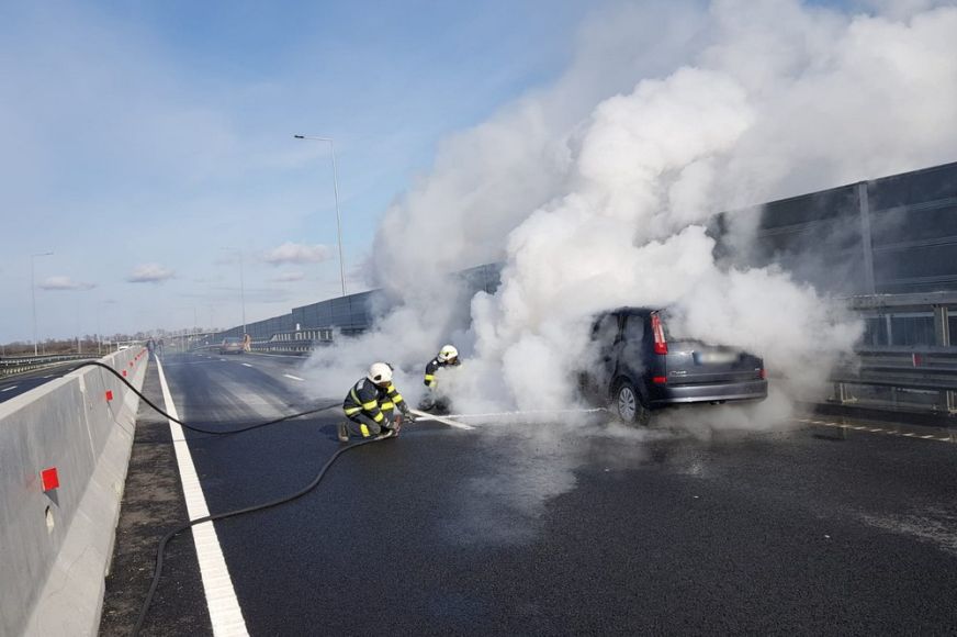 Menet közben gyulladt ki egy kocsi a szatmári körgyűrűn - KÉPEK