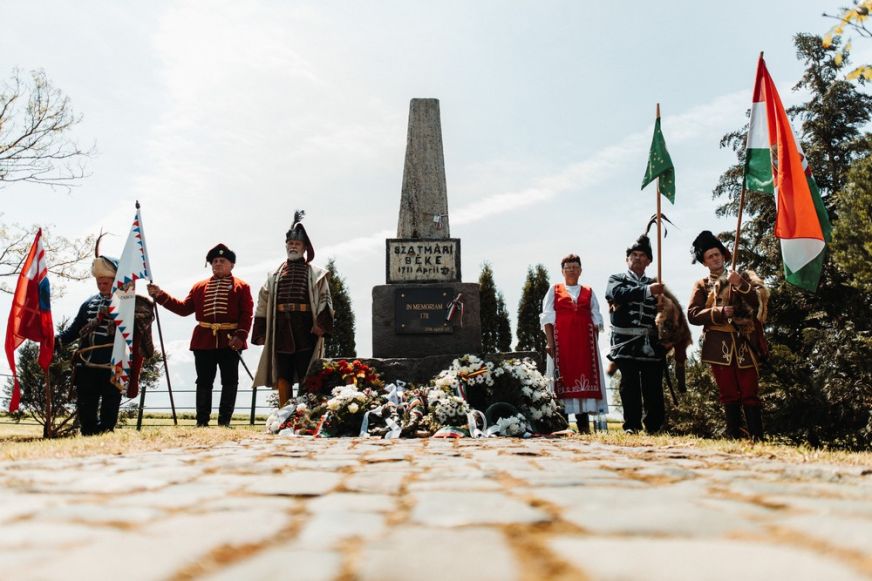 Megemlékeztek a fegyverletételre és a Szatmári Béke megkötésére a kuruc-emlékműnél. Képgaléria