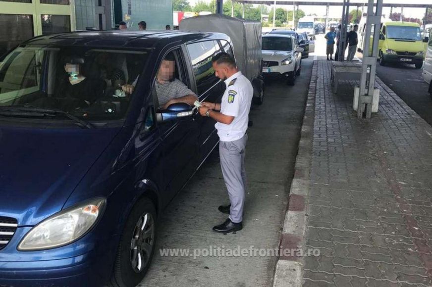 Szó nélkül hallgatott a nőre. Nem kellett volna
