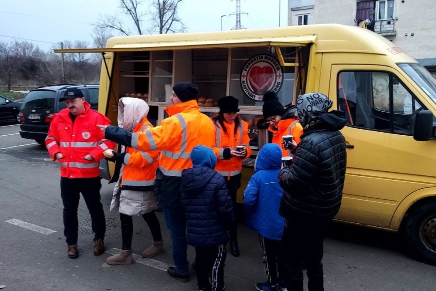 Két és fél hétig, minden délután osztottak élelmiszert a Maurer Alapítvány Barátság Egyesület munkatársai