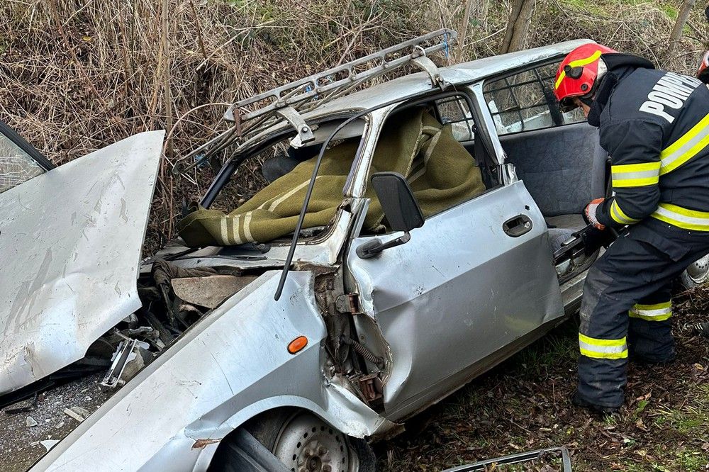 Nehéz mentés Avaslekencén: a tűzoltók szabadították ki az idős sofőrt