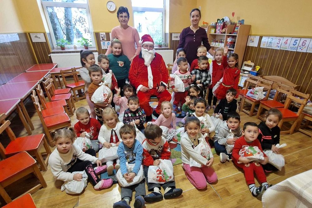 A Mikulás meglátogatta a mezőteremi ovisokat és kisiskolásokat - Videó
