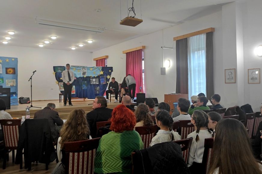 Versekkel, dalokkal emlékeztek Mihai Eminescura a Református Gimnáziumban