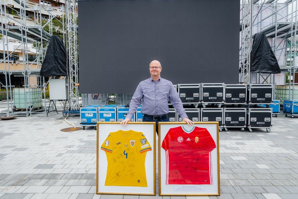 Jótékonysági céllal árverezik el a válogatott focisták által aláírt mezeket