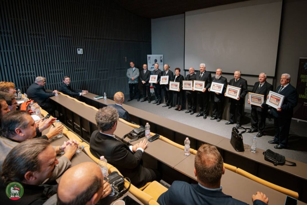 Emlékplakett nyugdíjas lelkészeknek és 25 éve szolgálóknak a lelkészértekezleten
