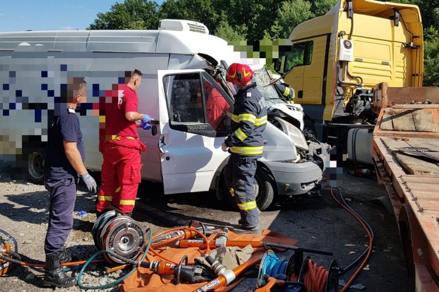 A tűzoltóknak kellett kivágni a sofőrt az összeroncsolódott furgonból