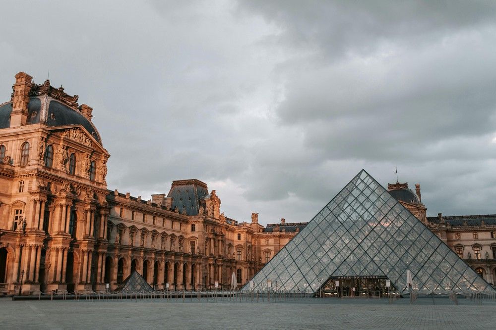A Louvre kirablása után a Böcker vitte el a koronát