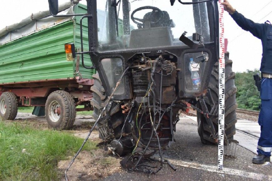 Jogsi nélkül, ittasan, be nem jegyzett traktorral okozott balesetet Pelén egy férfi