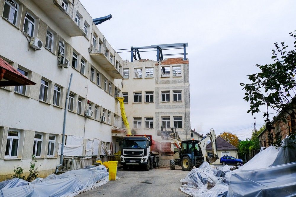 Jó ütemben haladnak az Avasfelsőfalui Városi Kórház korszerűsítési munkálatai