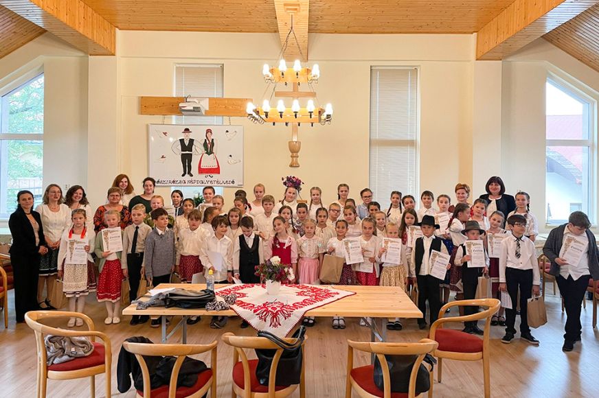 Tizenhárom Szatmár megyei diák jutott be az Őszirózsa Népdaléneklő Verseny országos döntőjébe