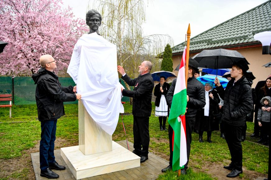 Felavatták Petőfi Sándor mellszobrát Dobrán - KÉPGALÉRIA