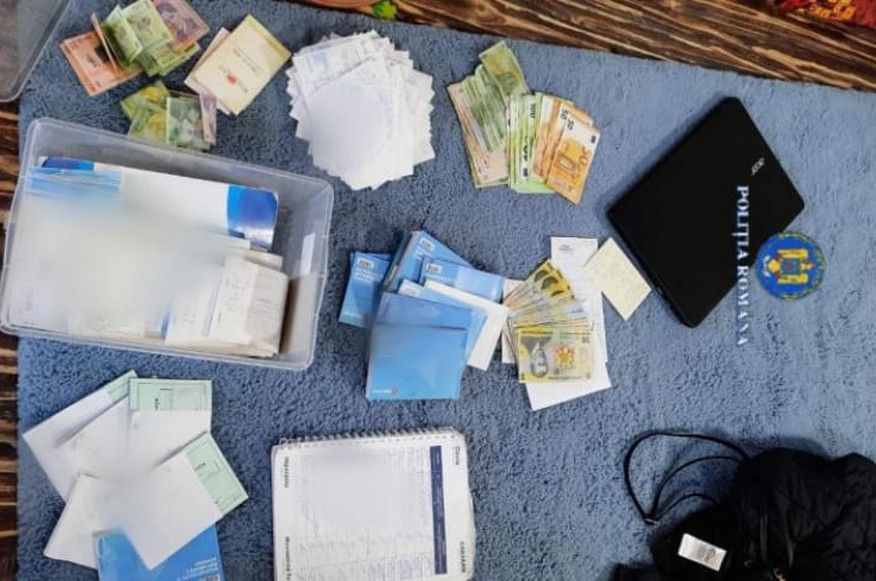 Hamis rokkantsági nyugdíjak: rengeteg bizonyíték és készpénz került elő a házkutatások során