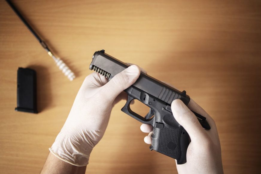 A rendőrség kopogtatott egy férfinál, miután az nem adta le időben a fegyvereit