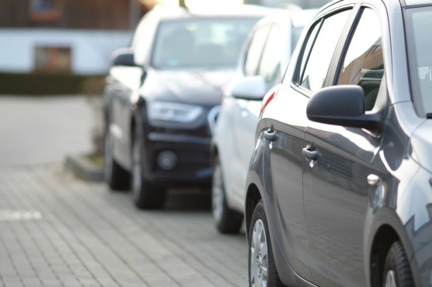 Hallgatólagosan elfogadta a szenátus a KRESZ-módosítást, amely szerint városokban tilos járó motorral parkolni