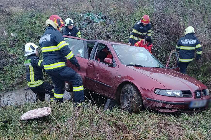 Közlekedési baleset Lázárinál: egy férfit a tűzoltóknak kellett kiszabadítaniuk az autóból – KÉPEK